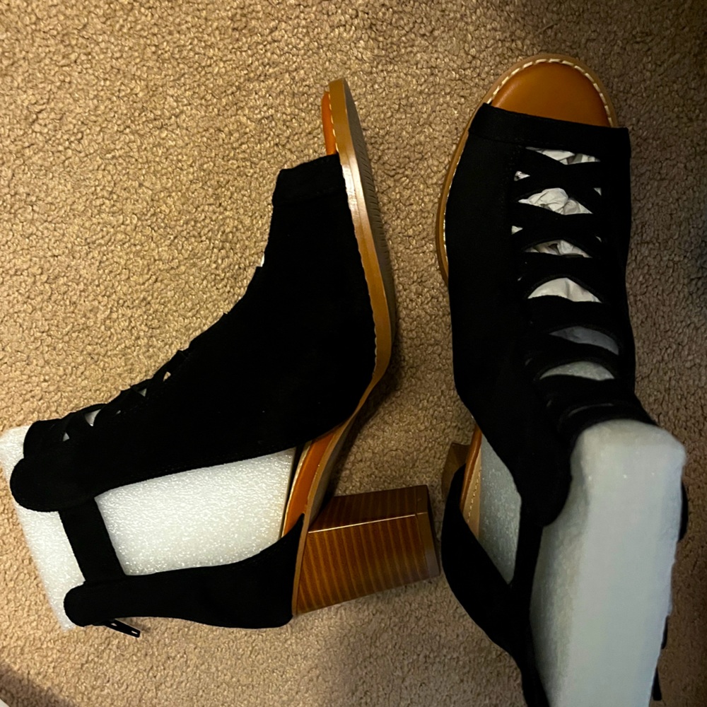 BRAND NEW- NWT & in box -black &elegant size 8 high heels GREAT quality!